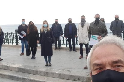 Militantes de Junts, con Laura Borràs, en el Balcón del Mediterráneo.