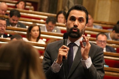 El conseller d'Empresa i Treball, Roger Torrent, durant la sessió de control al Govern