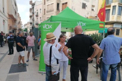 La taula informativa de Vox amb l'escolta policial de fons.