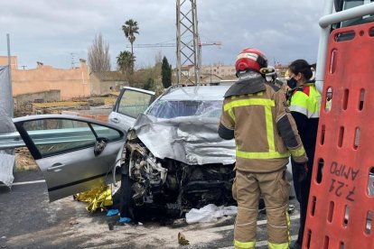 Estat en què ha quedat el turisme després de xocar frontalment amb un camió.