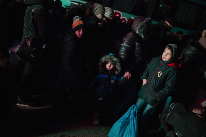 Refugiats ucraïnesos, a la frontera, al municipi de Shehyni, abans d'arribar a l'encreuament per passar a Polònia.