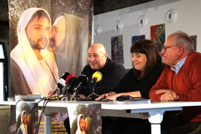 Jordi Reverté, actor i sotsdirector de la Passió, Núria Ventura, alcaldessa, i Juanjo Sans, president de l'entitat i actor.