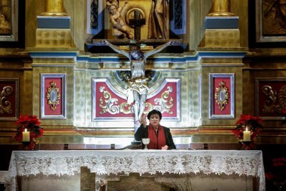 Concepción Motlló, en la imatge mentre celebra la litúrgia a l'Església de Sant Jaume d'Arbeca (Lleida)