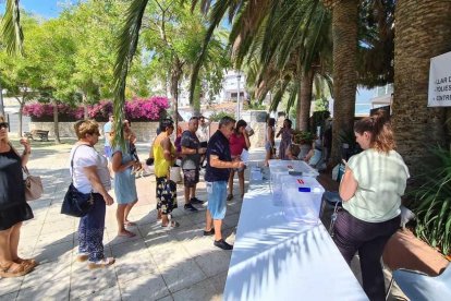 Els veïns van disposar d'urnes de votació instal·lades a Cala Romana per fer saber el seu parer.