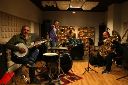 Los miembros de Stromboli Jazz Band ensayando en un local de Reus.