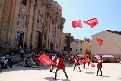 Els abanderats de la Festa del Renaixement han actuat aquest dissabte a la plaça de la Catedral de Tortosa.