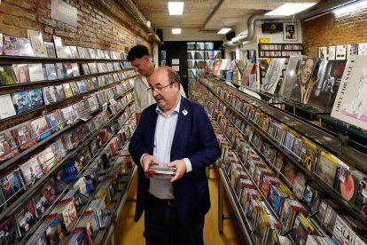 Miquel Iceta visita una tienda de discos en Barcelona, un establecimiento inclós en el Bono Cultural Joven.