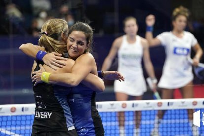 Ari Sánchez se abraza a su compañera Paula Josemaría después de obtener el pase por la final del Reus Costa Daurada Open 2022.