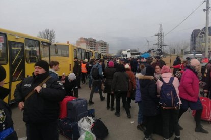 Ciudadanos abandonando Kíiv aprovechando uno de los corredores humanitarios.