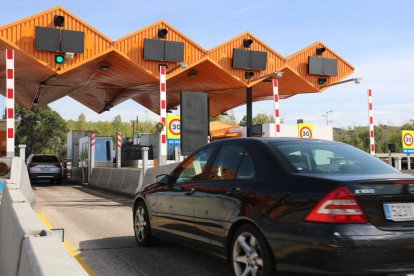 Pla general d'un vehicle al peatge de la C-33 a Mollet del Vallès.