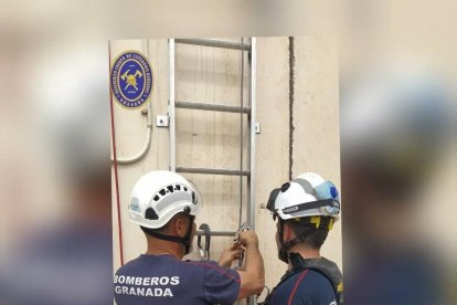 Los bomberos han conseguir entrar en el piso donde estav cerrada la abuela y abrir la puerta.