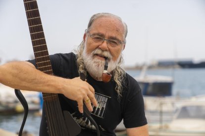 Xavier Martin  canta havaneres i explica històries a bord de la Golondrina.