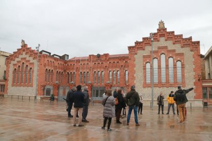 El primer punt de la ruta és l'edifici del rectorat de la URV, obra de Pujol de Barberà