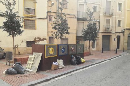 Contenedores con desechos y bolsas fuera en la calle de l'Estel, esta semana.