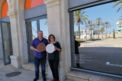 Las obras dadas son 'Círculo de tierras rojas' y 'Círculo de cal'.