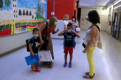 Una maestra con alumnos en la escuela Frederic Godàs de Lleida.