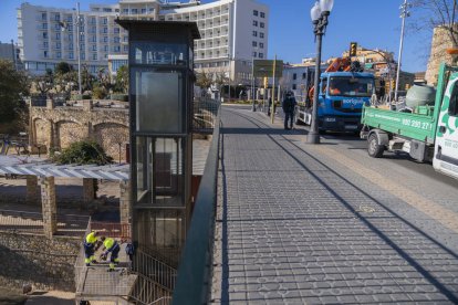 La brigada ya arregló el ascensor el pasado diciembre, el cual había sufrido ataques incívicos.