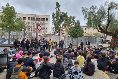 Alumnes i professors han fet una sentada davant la porta d'accés al centre.