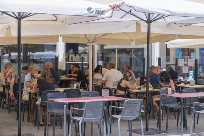 El restaurante La Presó, en el Pallol, nota más turistas al mediodía que por la noche.