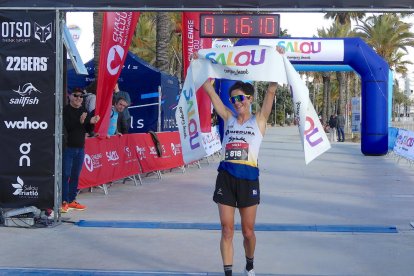 Gurutze Frades després de guanyar la Mitja Marató de Salou.