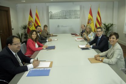 Els consellers Joan Ignasi Elena, Laura Vilagrà, Roger Torrent i Natàlia Garriga, davant dels ministres Isabel Rodríguez, Félix Bolaños, Yolanda Díaz i Miquel Iceta, durant la reunió de la taula de diàleg.