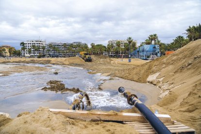 La sorra dragada s'està dipositant en un extrem de la platja.