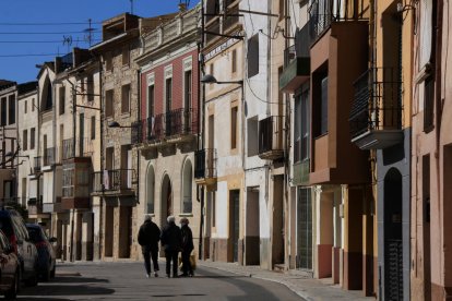 Tres mujeres andando por una de las calles del municipio de Sarral.