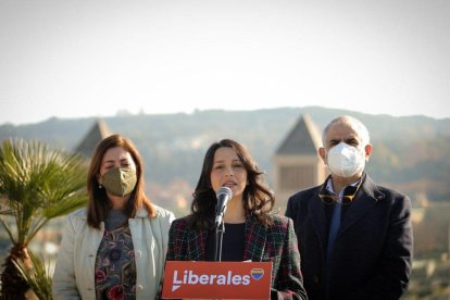 Inés Arrimadas, con Carlos Carrizosa y Luz Guilarte, en rueda de prensa en Barcelona el 18 de diciembre del 2021.