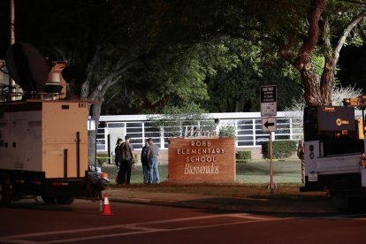 Policías e investigadores ante el centro escolar Robb Elementary School d'Uvalde.