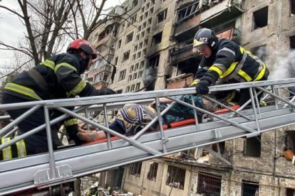 Los bomberos de Kiev trabajan en la evacuación de supervivientes después de un bombardeo ruso en un edificio residencial del barrio de Oblonsky.