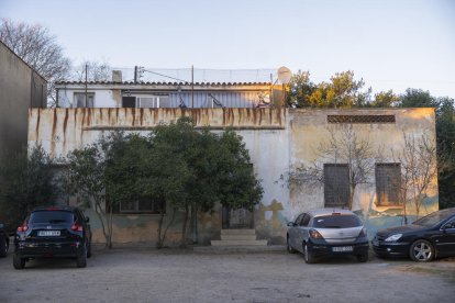 El local que s'ha de cedir a l'entitat veïnal s'ubiquen al darrere del carrer de la parròquia de l'Assumpció.