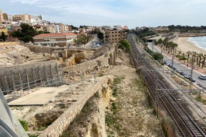 El Anfiteatro descansa a sólo 15 metros de las vías.