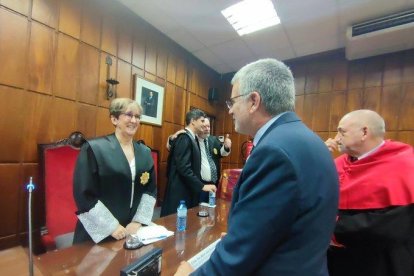 El alcalde de Tarragona, Pau Ricomà, felicitando a