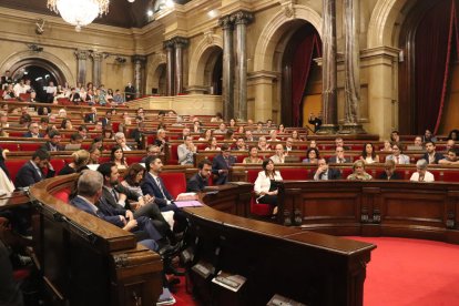 Pla general de l'hemicicle en un moment de la sessió de control al president durant el ple del Parlament.