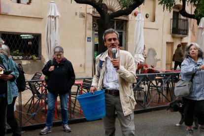 Andreu Escolà dice que la Comunidad de Regantes lo denuncia miedo una foto donde él aparece cono una réplica de la placa robada