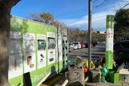 Algunos vecinos se quejan del deterioro de los centros de reciclaje mòbils.