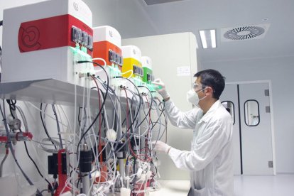 Un investigador a l'interior de l'empresa farmacèutica Hipra d'Amer.