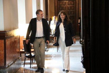 La presidenta del Parlamento, Laura Borràs, abandona la reunión de la Mesa.