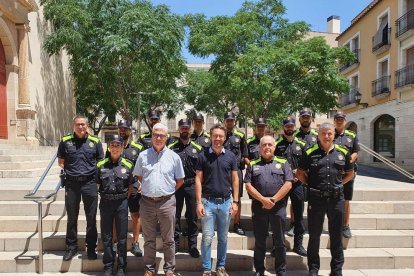 L'alcalde, Pere Segura i el regidor Josep Toquero amb els nous agents.