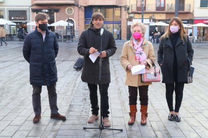 Dídac Nadal acompañado de la presidenta de la Cambra, Laura Roigé; del comerciante Lluís Colet; y de la dinamizadora de la Vía T, Judith Sentís.