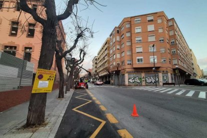 Un cartel informativo de poda en Tarragona.