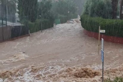 Imatge d'un carrer de Cala Romana convertit en riera.