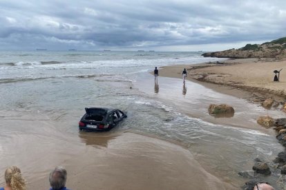 Un cotxe va arribar a la platja Llarga pel fort torrent d'aigua.