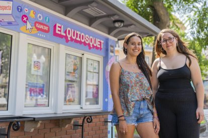 Anaïs Díaz i Paula Caro duran a terme les dinàmiques de prevenció de violència al Quiosquet.