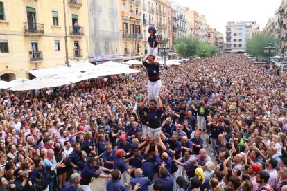 El pilar caminant dels Xiquets del Serrallo arribant a l'ajuntament.