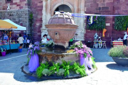 Una treintena de voluntarias han participado en las decoraciones.