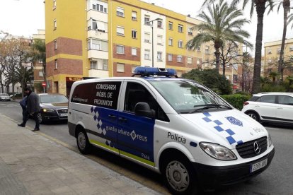 La comisaría móvil en el barrio Fortuny en el acto de la presentación oficial, unas semanas atrás.