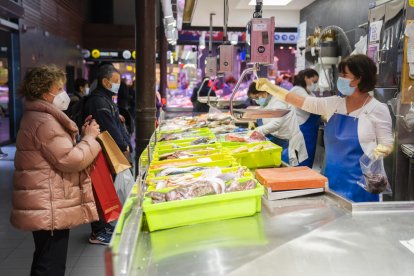 La manca de peix es podia veure en diversos establiments del Mercat Central.