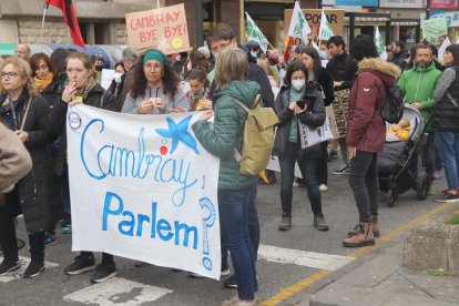 Una pancarta instando al conseller Cambray a dialogar.