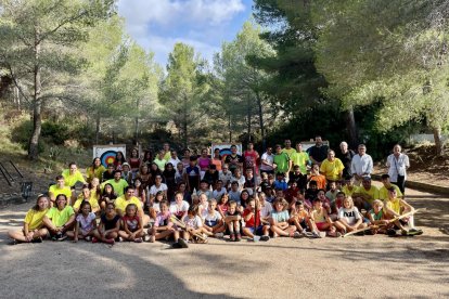 Los chicas y chicas participantes en la fiesta de l'Arqueria.